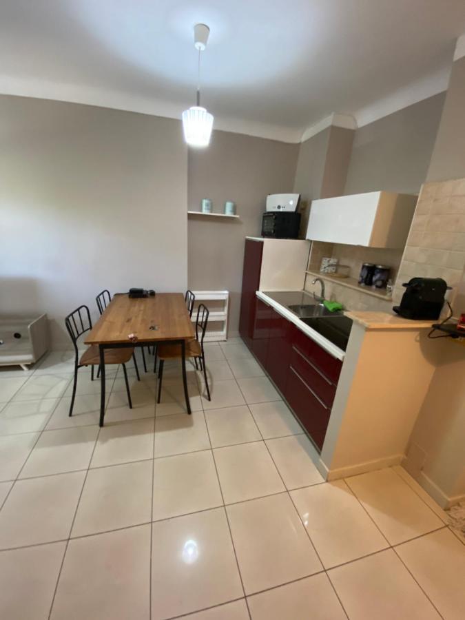 Loryhouse * Mentone